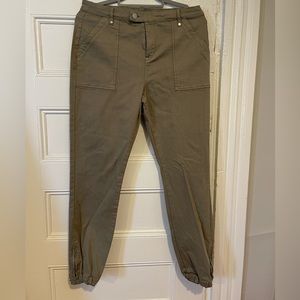 Khaki green jogger pant.